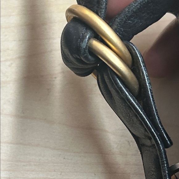 Elegant Black Leather Crossbody Bag - Picture 6 of 12